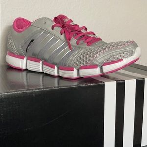 Women’s athletic shoe